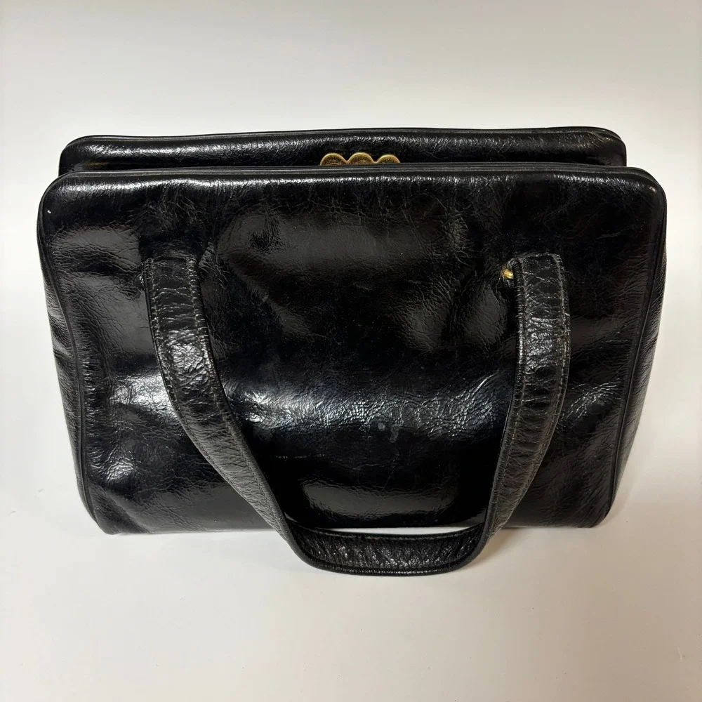 VTG Chic de Paris Black Leather Bag Red Interior Gold Scallop Clasp Purse‎